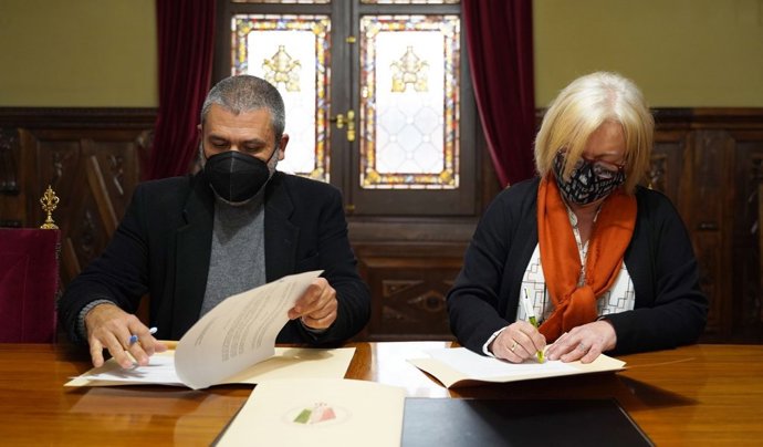 La directora de proyectos de la Fundación Térvalis, Elena Utrilla, y el director del Museo de Arte Sacro de Teruel, Pedro Luis Hernando, firman un convenio de colaboración.