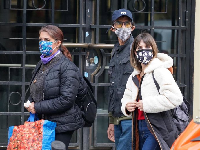 CAMILO BLANES AL LADO DE SU MADRE