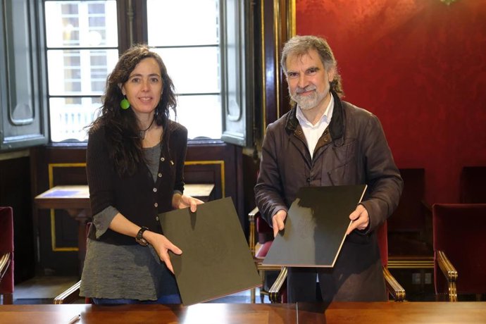 La presidenta de la Cámara de Barcelona, Mnica Roca, junto al presidente en funciones de mnium, Jordi Cuixart, durante la firma del convenio para promover el catalán en el mundo empresarial