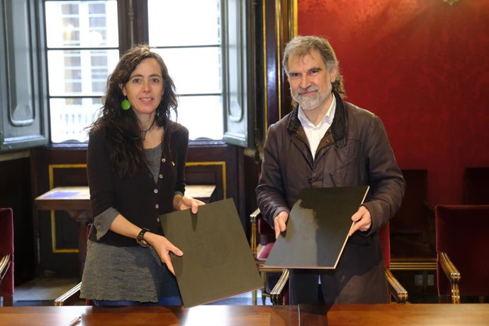 La presidenta de la Cmera de Barcelona, Mnica Roca, al costat del president en funcions d'mnium, Jordi Cuixart, durant la signatura del conveni per promoure el catal al món empresarial