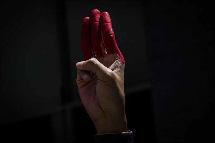 Archivo - Los tres dedos empleados por la oposición democrática como símgolo de la oposición a la junta militar birmana