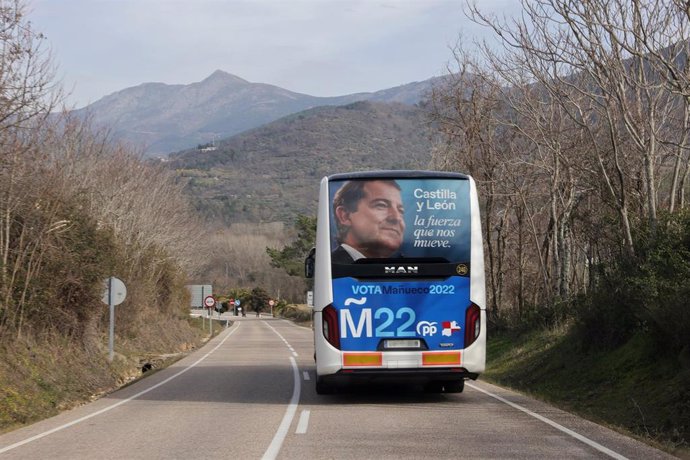 Archivo - El autobús de prensa de la caravana electoral de Fernánez Mañueco recorre las carreteras durante la campaña para las elecciones de 2022.