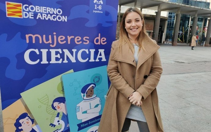 La consejera Maru Díaz en la presentación del juego 'Mujeres de Ciencia', en la plaza del Pilar de Zaragoza.