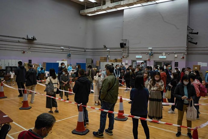 Centro de pruebas COVID-19 en el Polideportivo Suen Wan de Hong Kong, China