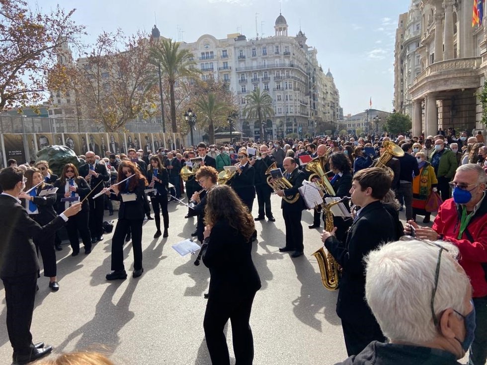 Actuación de una banda de música en la plaza del Ayuntamiento de Valncia para celebrar lso Premios Goya 2022