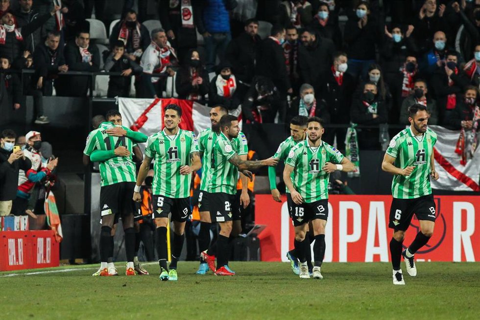 Jugadores del Real Betis en el partido de ida de las semifinales de Copa del Rey ante el Rayo Vallecano