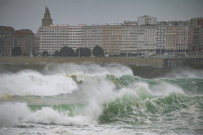 Archivo - Fuertes vientos y  oleaje en A Coruña, a 8 de enero de 2022, en A Coruña, Galicia, (España). La Agencia Estatal de Meteorología activó un aviso naranja que ha ampliado hasta el 10 de enero en todo el litoral  gallego por viento y olas que podr