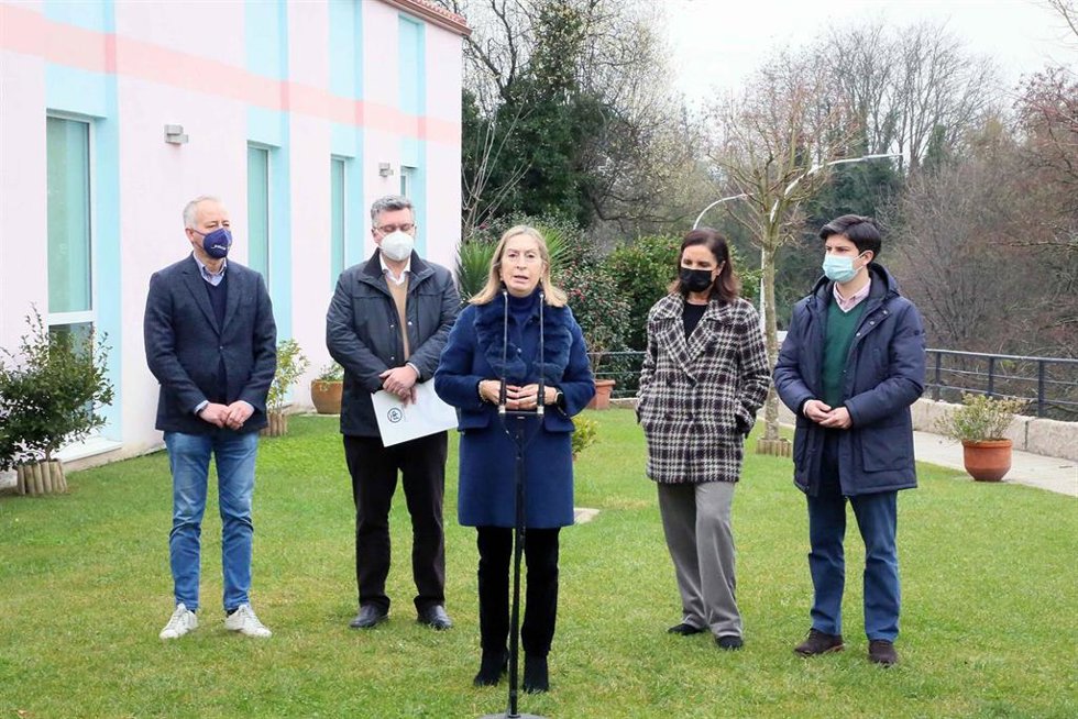 La vicepresidenta segunda del Congreso y vicesecretaria general del PP, Ana Pastor, y diputados y senadores populares visitan el Albergue de Peregrinos Virxe do Camiño de Pontevedra.
