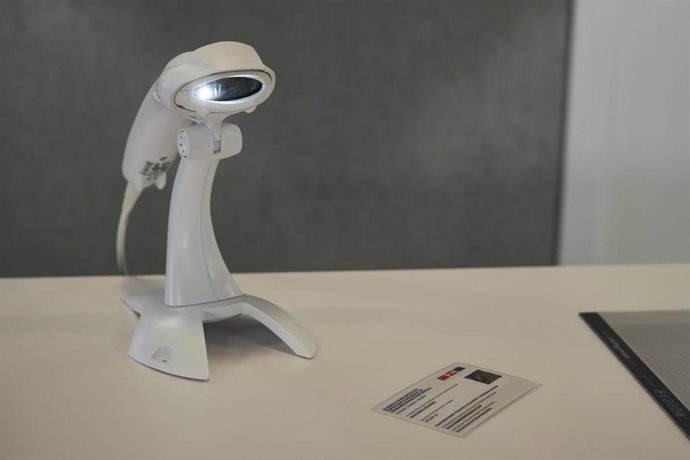 Archivo - Lector de código de barras para escanear el pasaporte Covid.