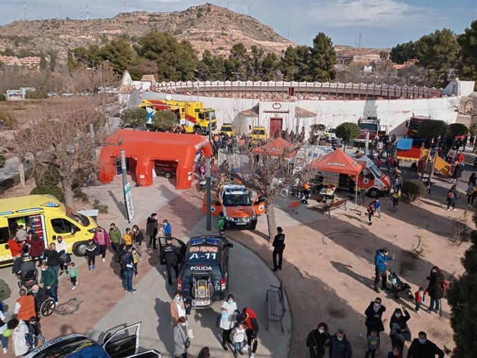 Alcañiz celebra el Día Europeo del 112, con una exposición de vehículos de Protección Civil, Emergencias y Seguridad.