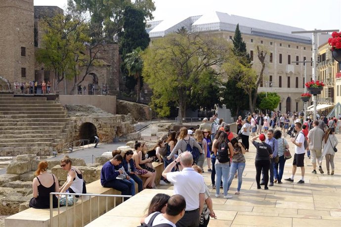 Archivo - Turistas en el teatro romano de Málaga
