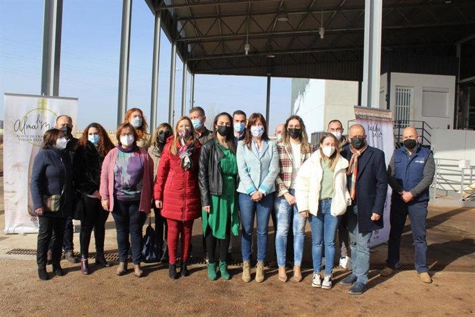 La consejera de Igualdad y portavoz del Gobierno regional, Blanca Fernandez, visita la Sociedad Cooperativa Olivarera de Valdepeñas, COLIVA.