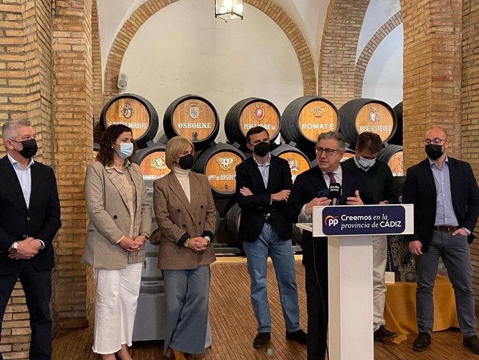 El eurodiputado del PP Juan Ignacio Zoido, este sábado en Jerez de la Frontera (Cádiz) en un acto contra la consideración del vino y otras bebidas como "producto cancerígeno".