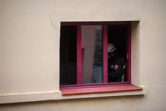 Un bomber treballa en l'incendi de l'Hotel Coronat del carrer Nou de la Rambla de Barcelona