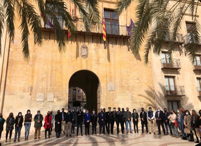 Tres minutos de silencio en Elche (Alicante) en memoria de las víctimas del triple crimen