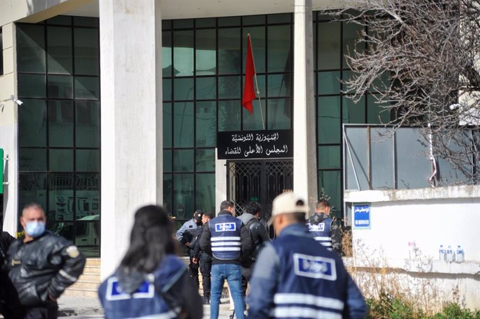 07 February 2022, Tunisia, Tunis: Members of the Tunisian security forces stand outside the locked the doors of the Supreme Judicial Council preventing staff from entering the building a day after Tunisian President Kais Saied dissolved the country's ju
