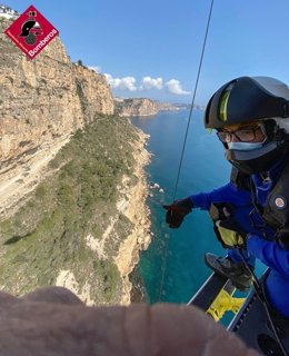 Rescatadas dos senderistas con fracturas de tobillo en la playa Llebeig y Alcoy