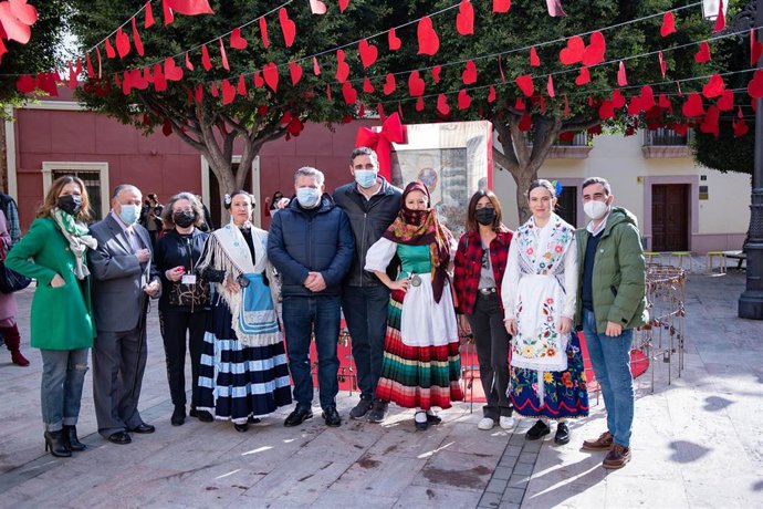 El concejal de Promoción del Ayuntamiento de Almería, Carlos Sánchez, y la presidenta del Foro Almería Centro, Elodia Ortiz, este sábado en las actividades en la Plaza Campoamor.