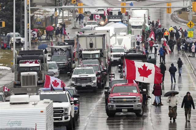Camiones bloqueando el puente Ambassador en Windsor, Canadá, en una protesta contra las restricciones por el coronavirus y contra la vacunación obligatoria