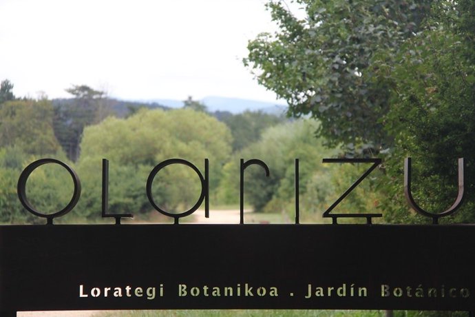 Archivo - Acceso al parque de Olarizu