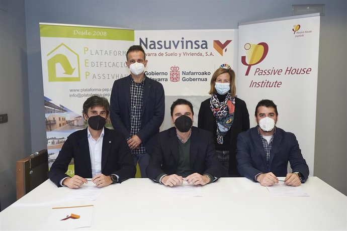 De derecha a izquierda, sentados, Javier Flórez (Passivhaus Institut), Alberto Bayona (director gerente de Nasuvinsa) y Bruno Gutiérrez (presidente de la Plataforma Passivhaus). De pie, Berta Úriz (Nasuvinsa) y Pedro Mariñelarena (PEP)