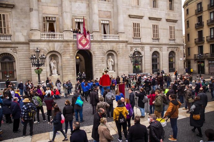 L'alcaldessa Ada Colau penja la bandera de Santa Eullia en la balconada de l'Ajuntament de Barcelona