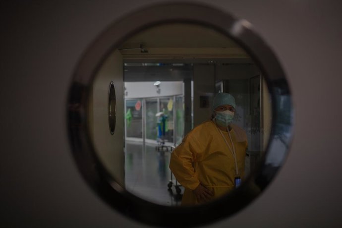 Archivo - Arxivo - Un treballador sanitari protegit en l'Unitat de Vigilncia intensiva ?UCI- de l'Hospital del Mar, a Barcelona