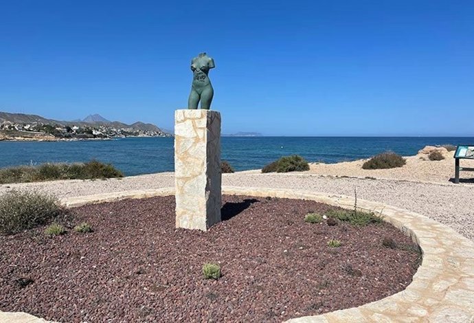 El 'Torso' de Vicente Ferrero que ha sido robado del Paseo de la Voramar de les Escultures de El Campello