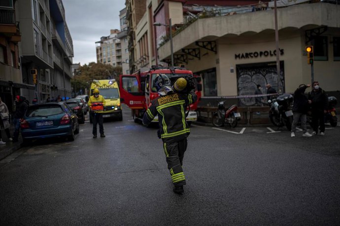 Un bombero en el Hotel Coronado de Nou de la Rambla de Barcelona, donde se ha producido un incendio