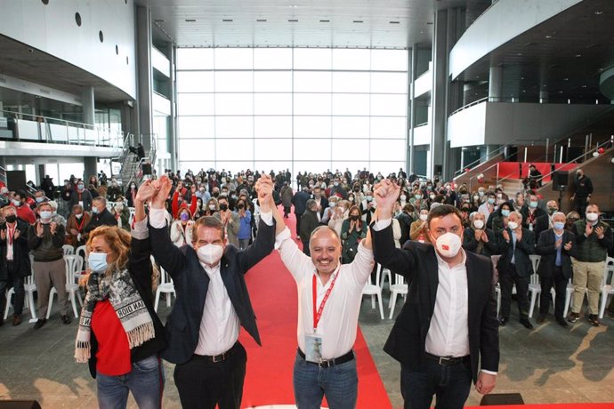 El secretario xeral del PSdeG, Valentín González Formoso, el alcalde de Vigo, Abel Caballero, la presidenta de la Diputación de Pontevedra, Carmela Silva, y el secretario provincial del PSOE, David Regades, en el IV Congreso Provincial del PSOE.