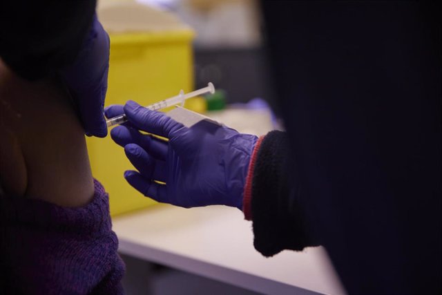 Detalle de una persona, de entre 18 y 29 años, recibiendo  la tercera dosis de la vacuna contra el Covid-19, en el Centro de Salud Pavones, a 3 de febrero de 2022, en Madrid.
