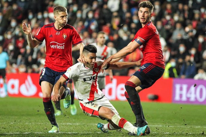 Darko Brasanac y Radamel Falcao pelean en por un balón en el Rayo-Osasuna