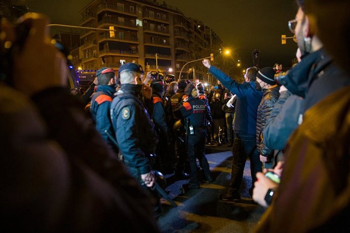 Activistes independentistes tallen la Meridiana de Barcelona malgrat la prohibició del Govern