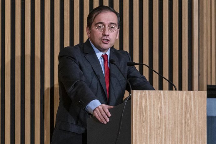 El ministro de Asuntos Exteriores, Unión Europea y Cooperación, José Manuel Albares, interviene en un acto en la sede del Ministerio, a 3 de febrero de 2022, en Madrid (España). 