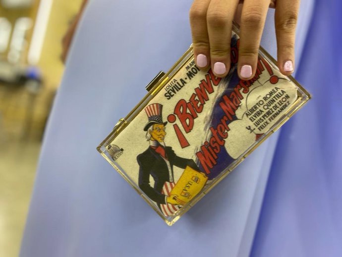 Bolso inspirado en un cartel de Berlanga mostrado por la vicealcaldesa de Valncia, Sandra Gómez