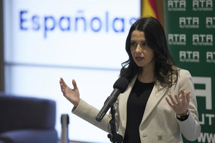 La presidenta de Cs, Inés Arrimadas, ofrece declaraciones a los medios después de una reunión con el presidente de ATA y el presidente de la CEOE, en la Sala PBA de CEOE, a 24 de enero de 2022, en Madrid (España). 