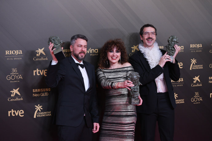 Benjamin Perez, Sarai Rodriguez and Nacho Diaz posan con su Goya al mejor maquillaje de la 36 gala de los Premios Goya 