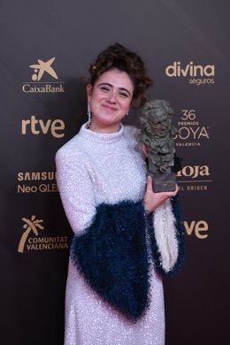 La actriz María Cerezuela posa con su Goya por mejor actriz revelación en el photocall de la 36ª gala de los Premios Goya, en el Palau de les Arts de Valencia 