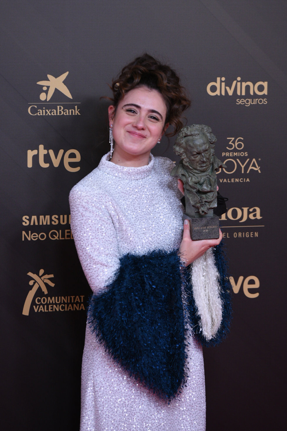 La actriz María Cerezuela posa con su Goya por mejor actriz revelación en el photocall de la 36 gala de los Premios Goya, en el Palau de les Arts de Valencia 