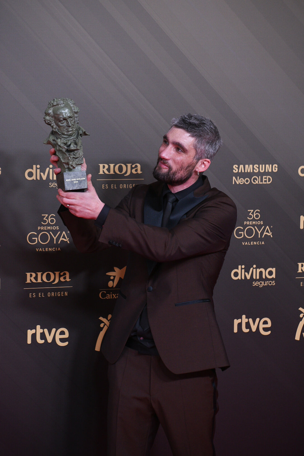 El acor Chechu Salgado posa con su Goya en la 36 gala de los Premios Goya, en el Palau de les Arts de Valencia, a 12 de febrero de 2022, en Valencia 