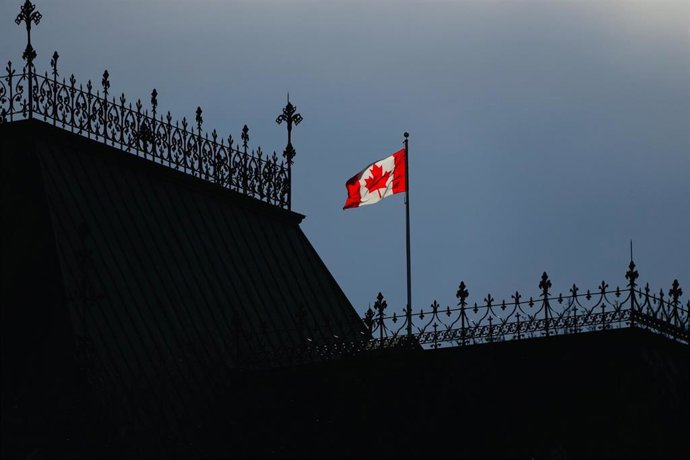 Bandera de Canadá en la sede del Parlamento en Ottawa