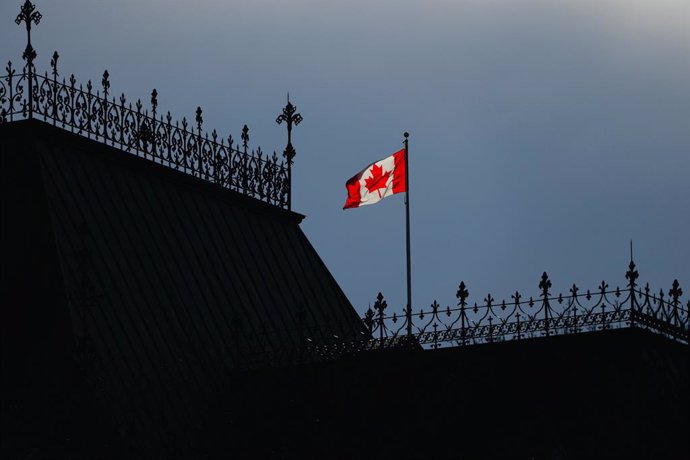 Bandera de Canadá en la sede del Parlamento en Ottawa