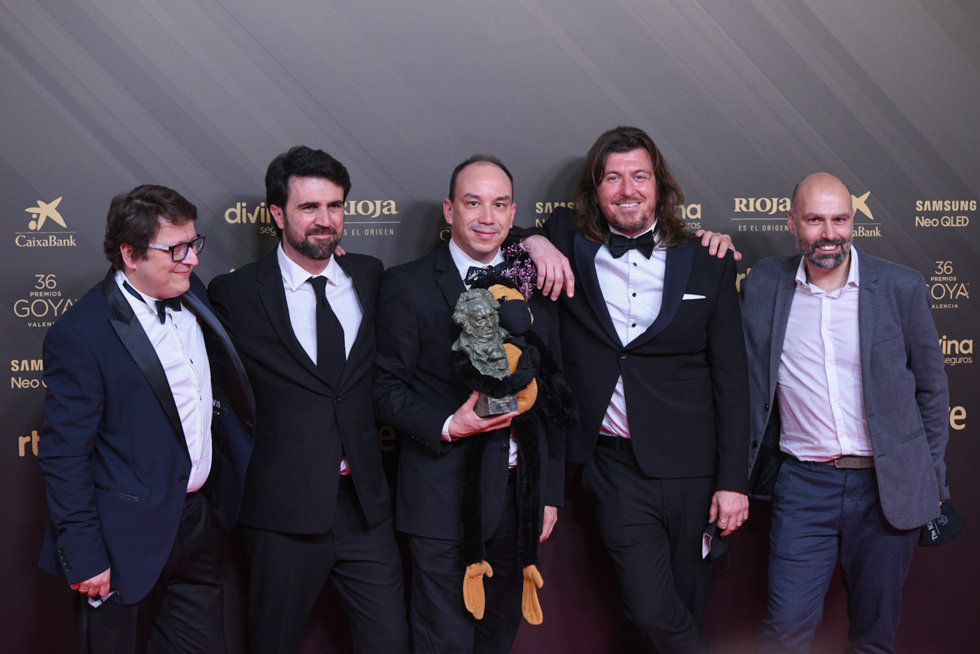 Lorenzo DeglInnocenti y Xose Zapata posan con Su Goya al mejor corto de animación photocall de la 36 gala de los Premios Goya, en el Palau de les Arts de Valencia 
