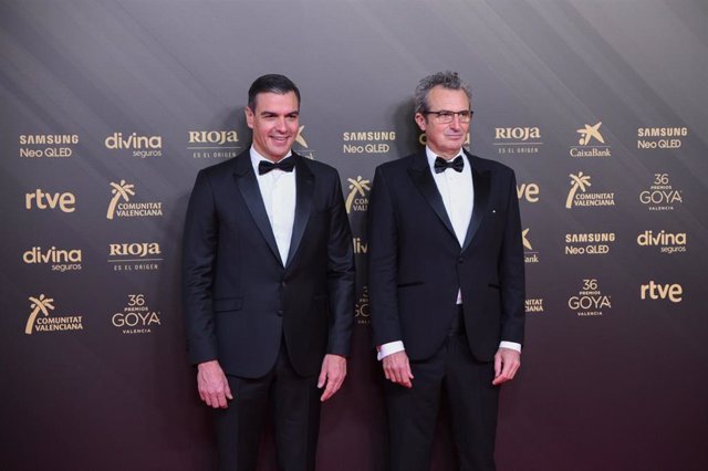 El presidente del Gobierno, Pedro Sánchez y el director de la academia de cine, Mariano Barroso, posan en el photocall de la 36ª gala de los Premios Goya, en el Palau de les Arts de Valencia, a 12 de febrero de 2022 