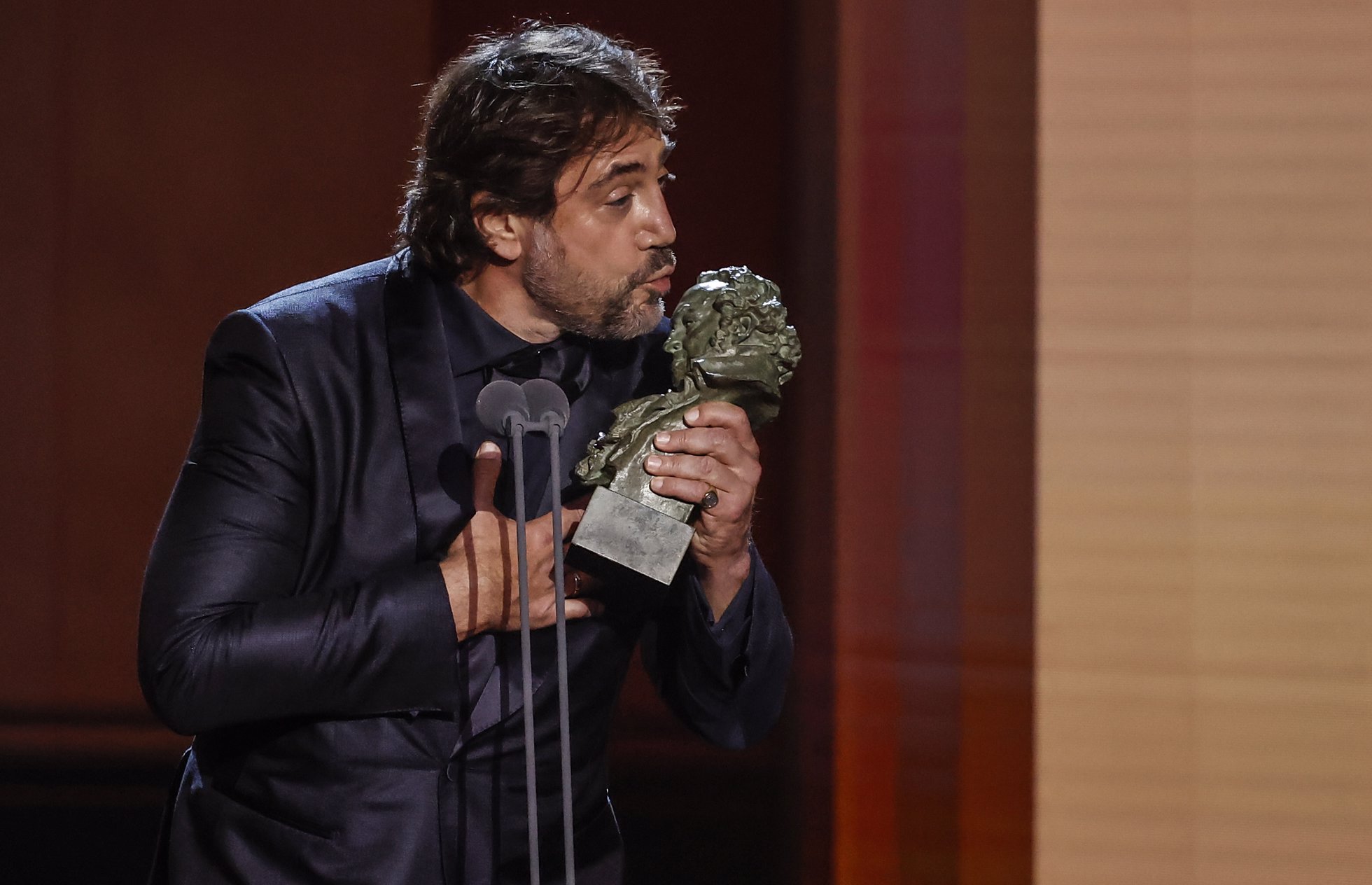 Javier Bardem recibe el Goya a la mejor interpretación en la 36ª gala de los Premios Goya, en el Palau de les Arts de Valencia, a 12 de febrero de 2022, en Valencia, Comunidad Valenciana, (España) 