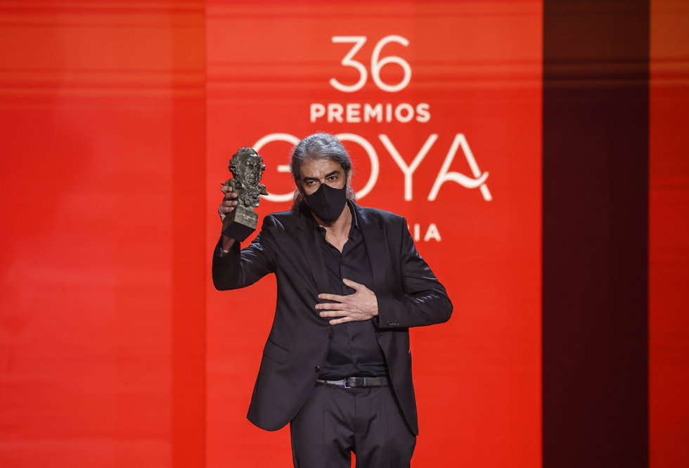 El director Fernando León de Aranoa recoge el Goya en la 36 gala de los Premios Goya, en el Palau de les Arts de Valencia, a 12 de febrero de 2022, en Valencia 