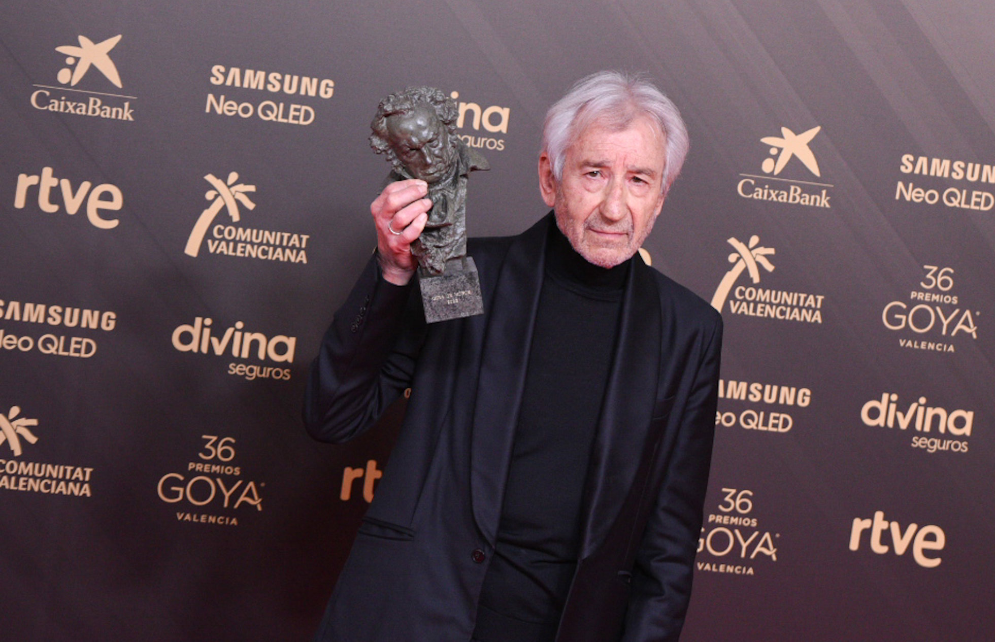 José Sacristán posa con su Goya a la mejor interpretación protagonista en la 36ª gala de los Premios Goya, en el Palau de les Arts de Valencia, a 12 de febrero de 2022, en Valencia 