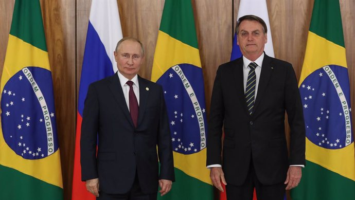 Archivo - El presidente de Rusia, Vladimir Putin, y el presidente de Brasil, Jair Bolsonaro, durante un encuentro en noviembre de 2019.