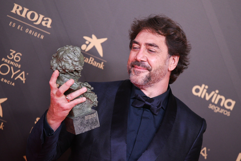 Javier Bardem posa con su Goya a la mejor interpretación protagonista en la 36 gala de los Premios Goya, en el Palau de les Arts de Valencia, a 12 de febrero de 2022 