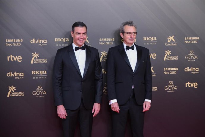 El presidente del Gobierno, Pedro Sánchez y el director de la academia de cine, Mariano Barroso, posan en el photocall de la 36 gala de los Premios Goya, en el Palau de les Arts de Valencia 